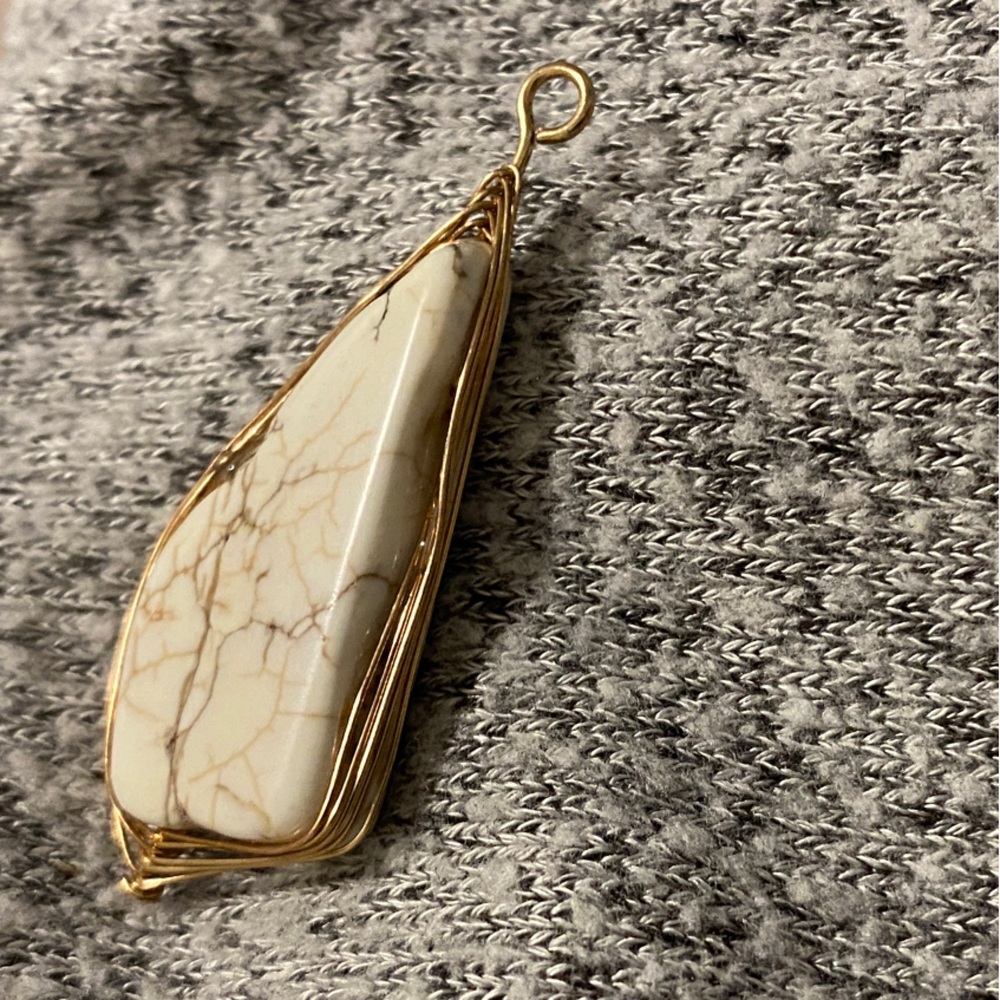 Cream and gold Howlite Pendant with Gold Wire
